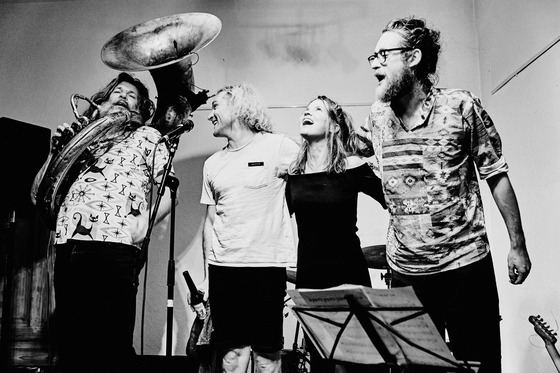 FREAKSHOW-IN-CONCERT: HALA (nl)